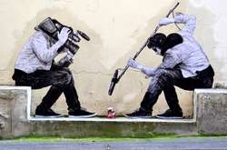 Особливістю робіт художника є те, що він гармонійно інтегрує свої малюнки в міський пейзаж