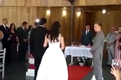 Опубликовано видео, как свадебную церемонию прервали стоны из фильма для взрослых