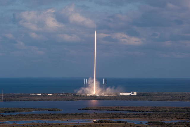 Исторический запуск Falcon Heavy: появились впечатляющие фото