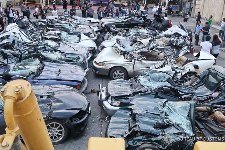 На Филиппинах жестко «расправились» с контрабандными Porsche и Jaguar (фото)