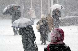 Прогноз погоди на четвер: мокрий сніг, ожеледь, пориви вітру