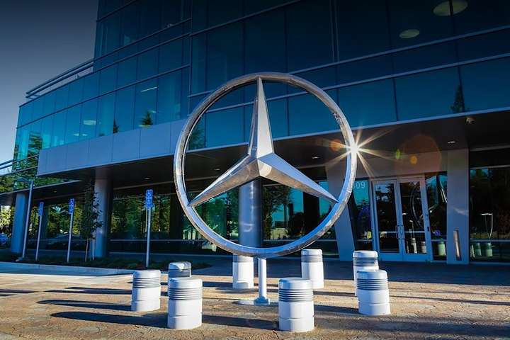Mercedes-Benz вибачився перед Китаєм через цитування Далай-лами