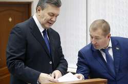  Віктор Янукович та його адвокат Віталій Сердюк 