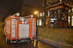  Пожежники оглядають місце задимлення у кавовому кіоску 