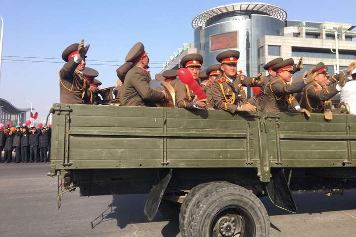 В КНДР провели военный парад накануне открытия Олимпиады (видео)