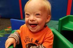 Улыбка, которая покоряет сердца: Малыш с синдромом Дауна стал лицом компании детского питания