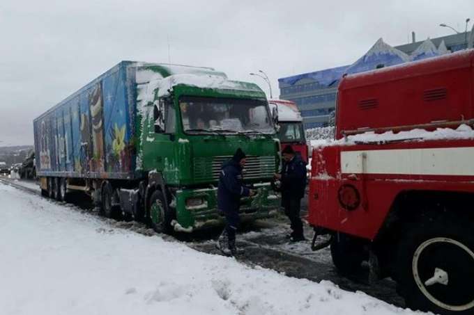 В'їзд вантажівок на Київщину тимчасово заборонили