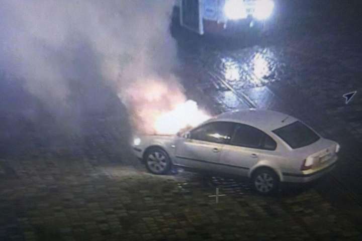 У центрі Львова спалахнув автомобіль
