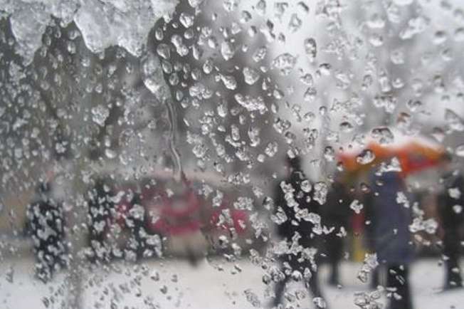 Сьогодні в Україні сніг, дощі і плюсова температура 
