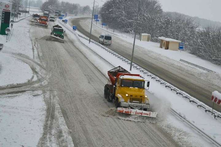 Снігопад в Україні: на чистку доріг виїхало понад 1600 спецмашин 