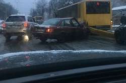 У столиці легковик влетів в автобус (фото)