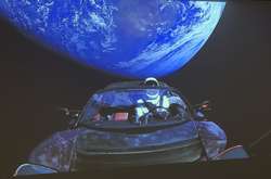 Автомобіль Tesla у відкритому космосі