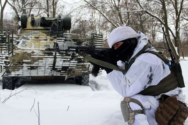 Мужні українські десантники на Донбасі тренуються за стандартами НАТО. Фотогалерея