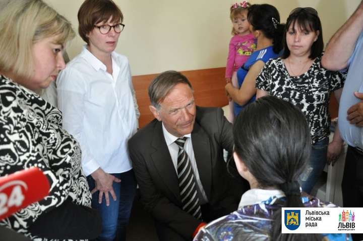 Хірург з Німеччини безкоштовно оперує дітей в Україні