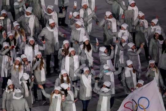 Россияне в Пхенчхане вышли на парад под олимпийским флагом (фото)