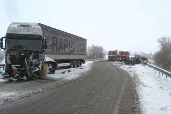 У Рівненській області джип в'їхав у вантажівку, є жертви