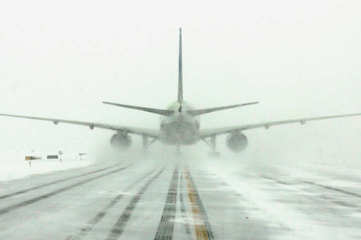 У США через снігову бурю скасовано понад тисячу авіарейсів