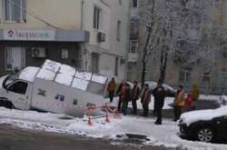 У Києві розвозка хліба провалилася під асфальт: фотофакт