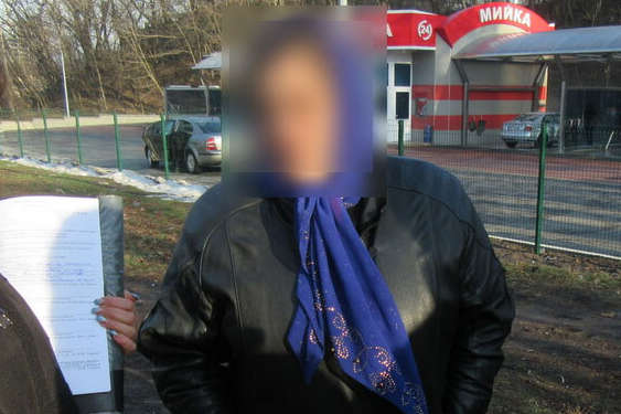 Столичні поліцейські затримали жінку, що «наворожила» на 500 гривень