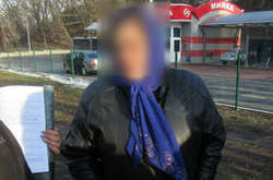 Столичні поліцейські затримали жінку, що «наворожила» на 500 гривень