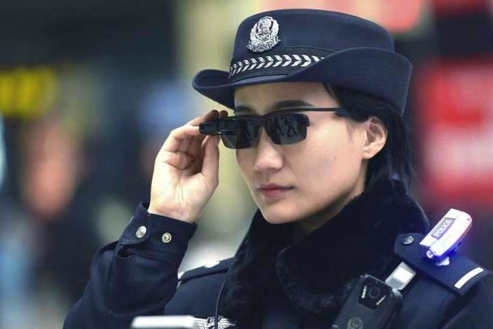 Китайські поліцейські почали ловити злочинців за допомогою розумних окулярів