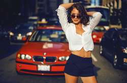 Двойной соблазн: привлекательные девушки возле шикарных машин