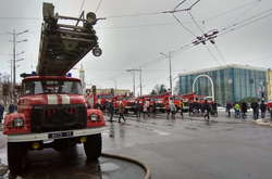 У Харкові майже сотня рятувальників гасила пожежу у центрі міста