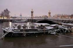У Парижі затонула житлова баржа
