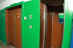 На Оболоні масово зупиняються ліфти