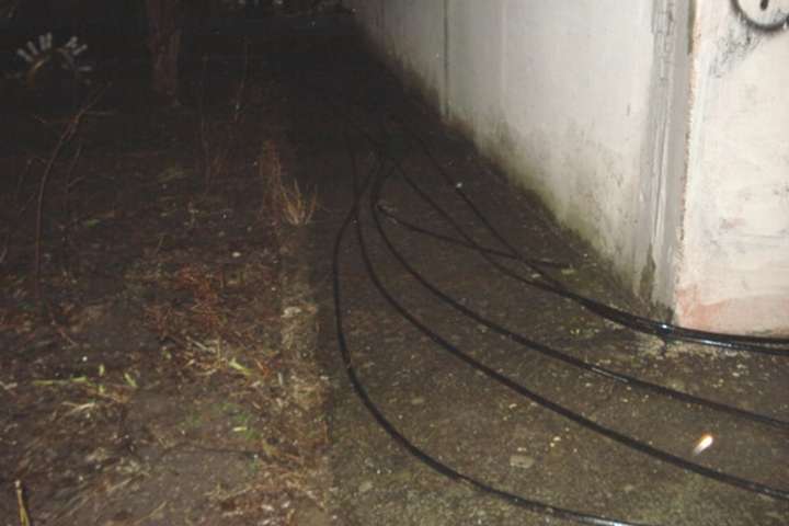 У столиці двоє чоловіків вирізали 40 метрів кабелю зв'язку