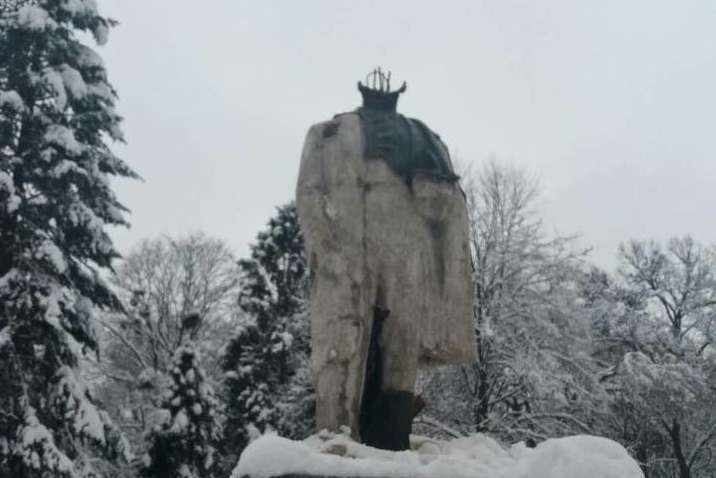 На Львівщині відбили голову пам’ятникові Шевченку: фото