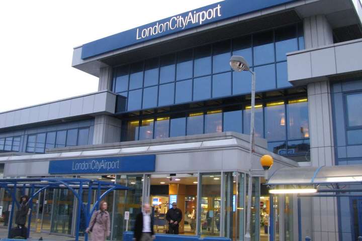 У Лондоні закрили аеропорт через знайдену у Темзі бомбу
