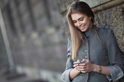 Одинокая девушка