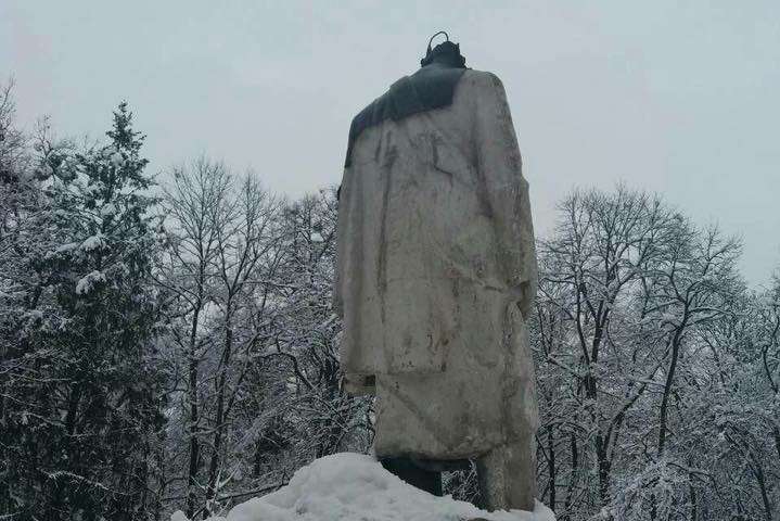 На Львовщине обезглавили памятник Шевченко (фото)