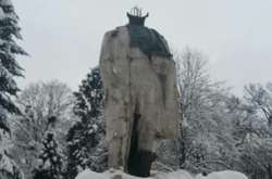 Поліція на Львівщині затримала вандалів, які відбили голову пам'ятнику Шевченка