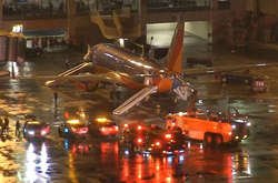 В американському аеропорту загорівся літак, є поранені