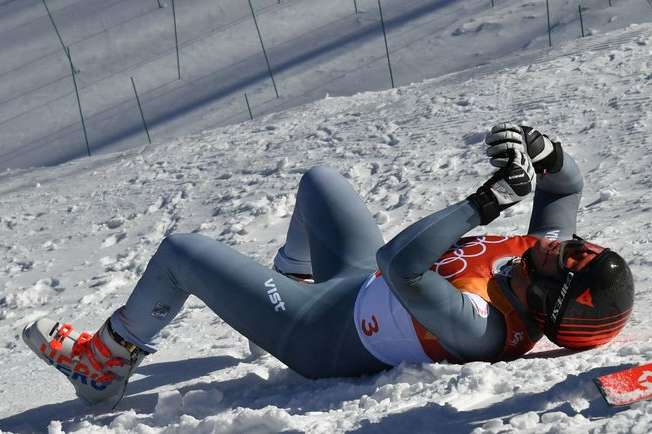 Російський гірськолижник жорстко впав під час проходження траси (відео)