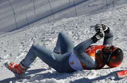 Російський гірськолижник жорстко впав під час проходження траси (відео)