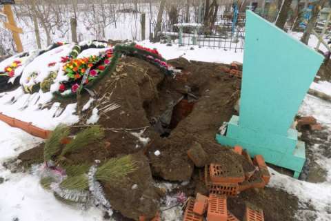 В Одеській області вандал розгромив могилу заради золота