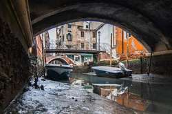 Обмелевшие каналы, одинокие гондолы: В сети показали, как  выглядит Венеция без воды