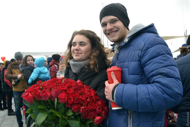 В Одесі закохані пари одночасно відкрили більше 200 пляшок шампанського
