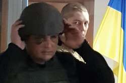 Шепелева в каске и бронежилете доставили в суд (фото)