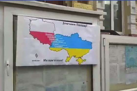 У Києві на консульстві Польщі з’явилася «дошка польських злочинів проти України» 