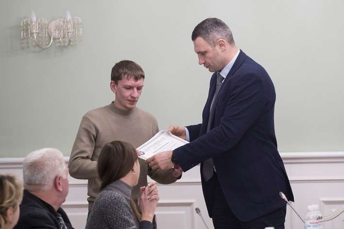 Кличко вручив родинам Героїв Небесної Сотні сертифікати на квартири