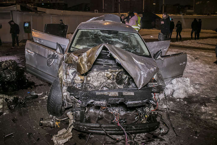 Моторошний стрибок: у Києві автомобіль пролетів над головою пішохода і впав у перехід