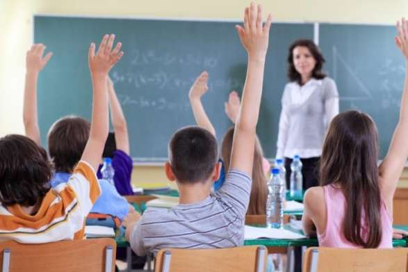 У школах Києва заборонили політичну агітацію