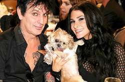 Томми Ли с возлюбленной