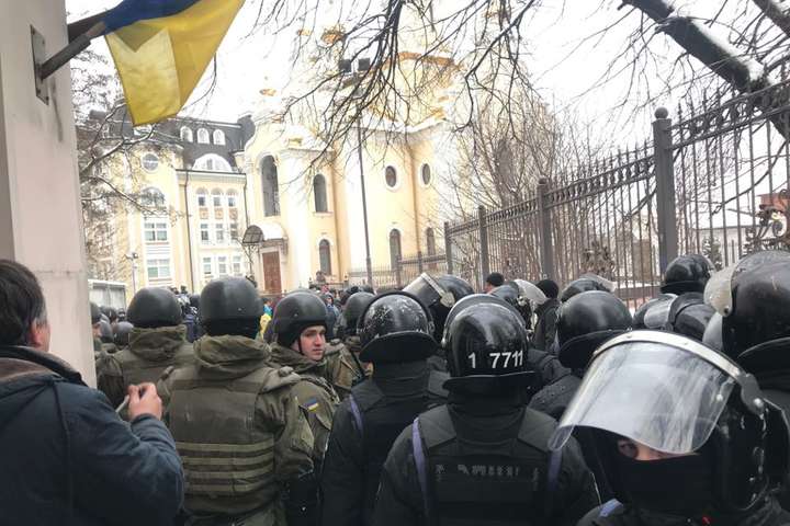 Стычки под Соломенским райсудом Киева: ранен полицейский