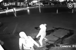 Пользователи смеются над видео с грабителями-неудачниками