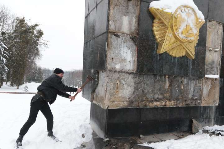 Монумент слави у Львові розбили та назвали «пам'ятником окупантів»